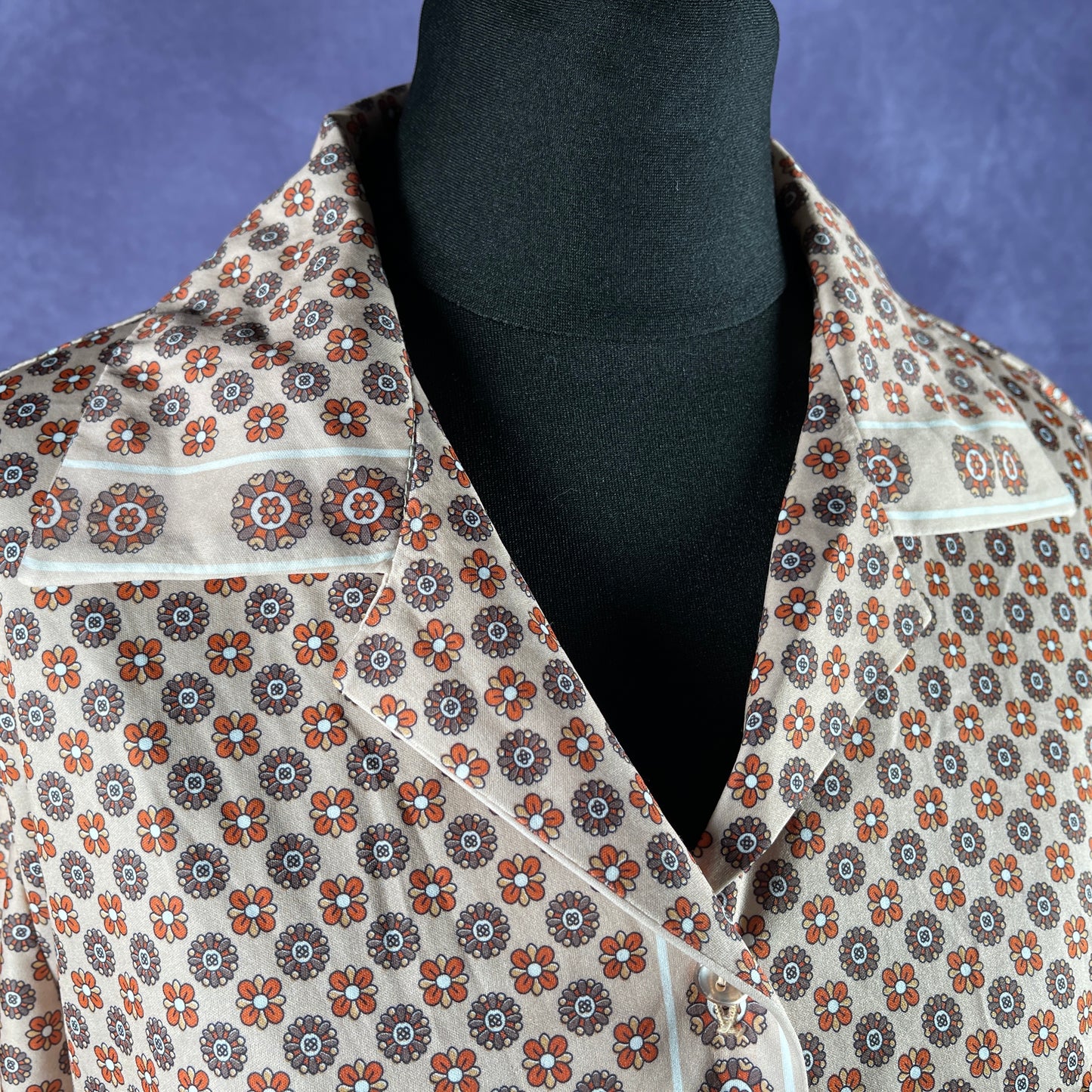 Vintage 1970s Womens Flower Shirt Beige Brown Short Sleeve Shirt