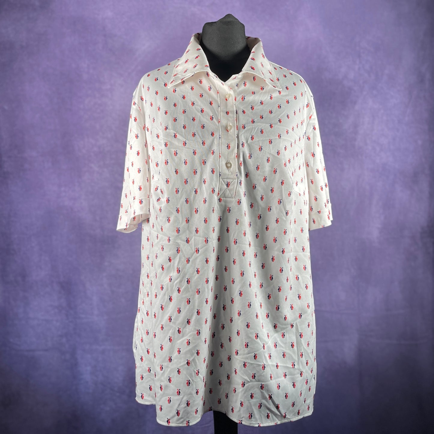 Vintage 1970s Women's Trevira White Red Blue Pattern Short Sleeve Shirt Half Button