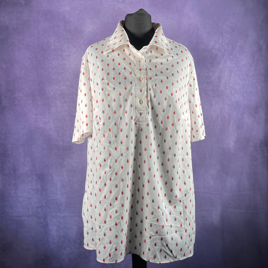 Vintage 1970s Women's Trevira White Red Blue Pattern Short Sleeve Shirt Half Button