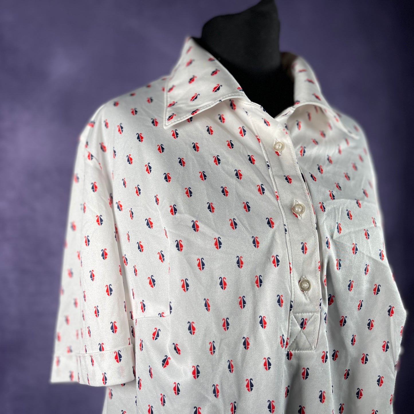 Vintage 1970s Women's Trevira White Red Blue Pattern Short Sleeve Shirt Half Button