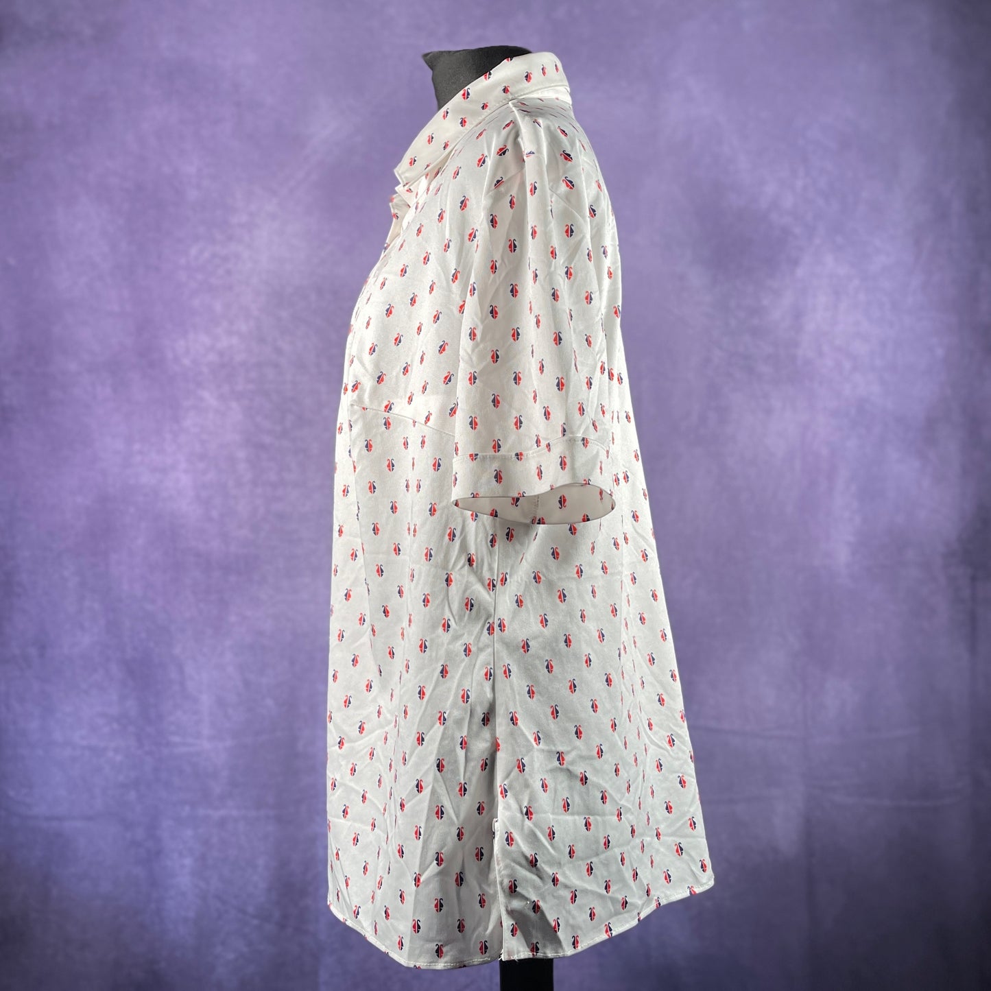 Vintage 1970s Women's Trevira White Red Blue Pattern Short Sleeve Shirt Half Button