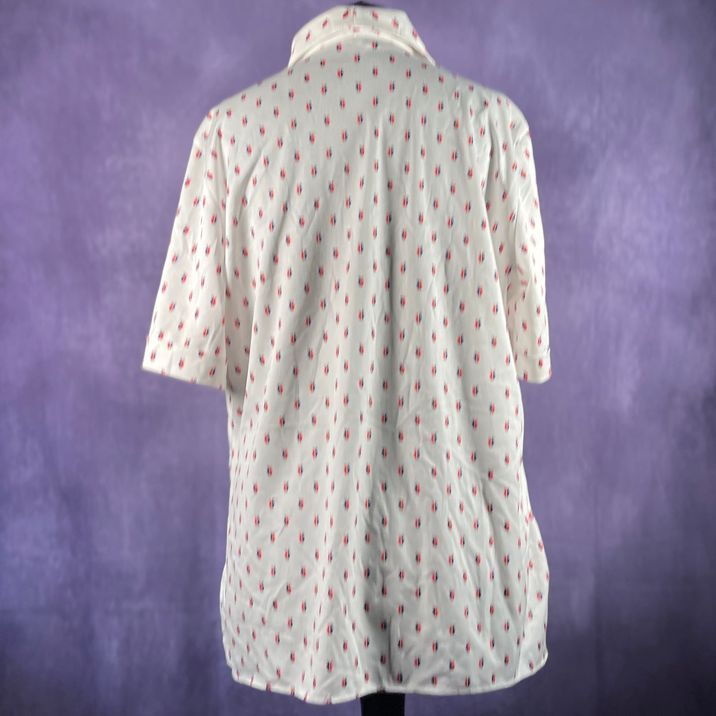 Vintage 1970s Women's Trevira White Red Blue Pattern Short Sleeve Shirt Half Button