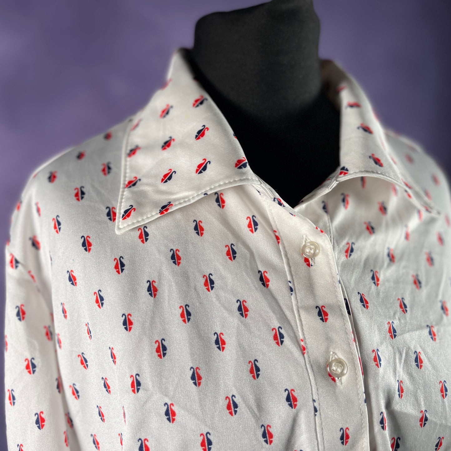 Vintage 1970s Women's Trevira White Red Blue Pattern Short Sleeve Shirt Half Button
